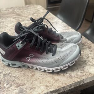 On cloud low top running shoes